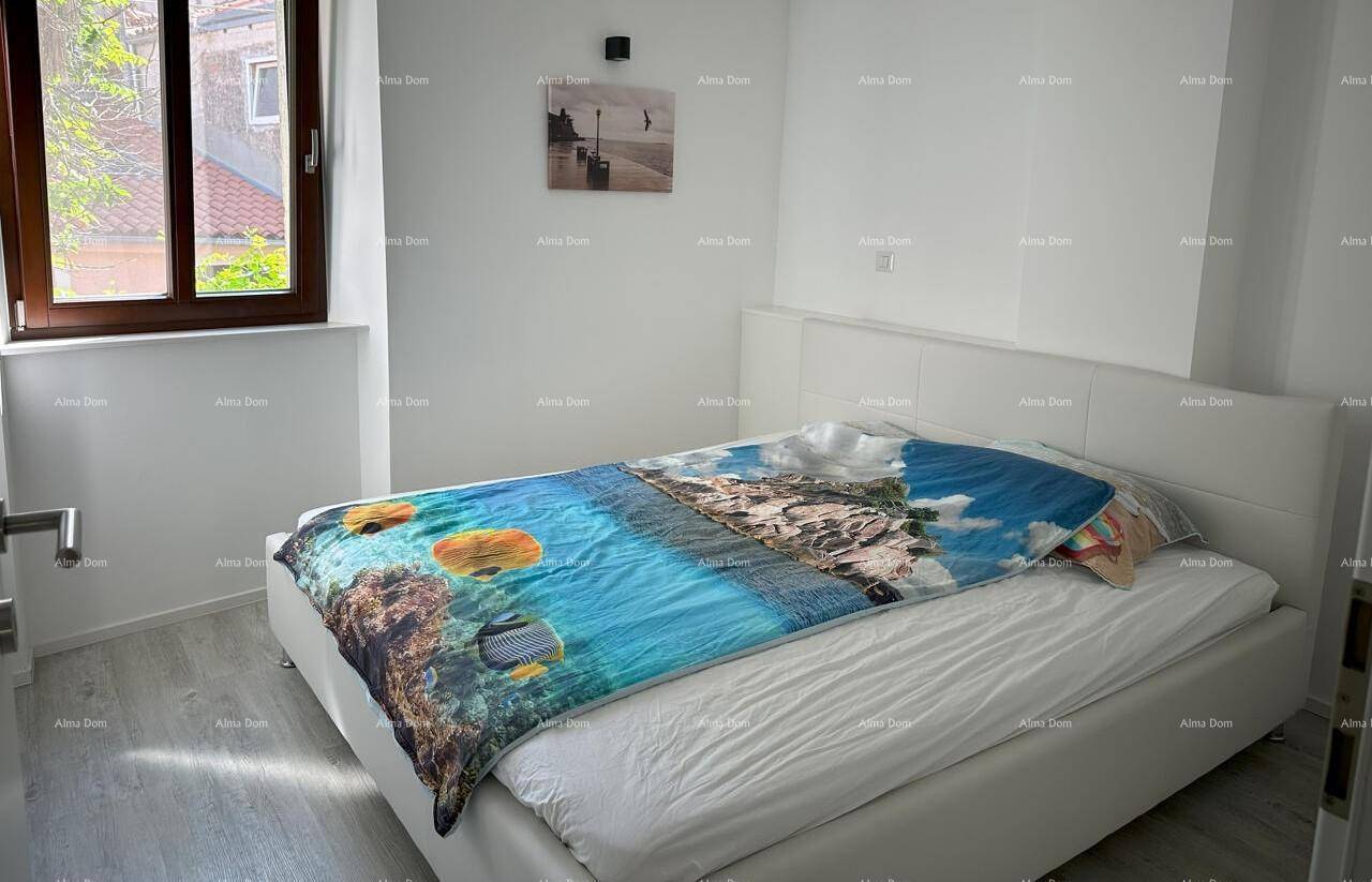 Helles Schlafzimmer mit Doppelbett, modernem Bettbezug und einem Fenster.