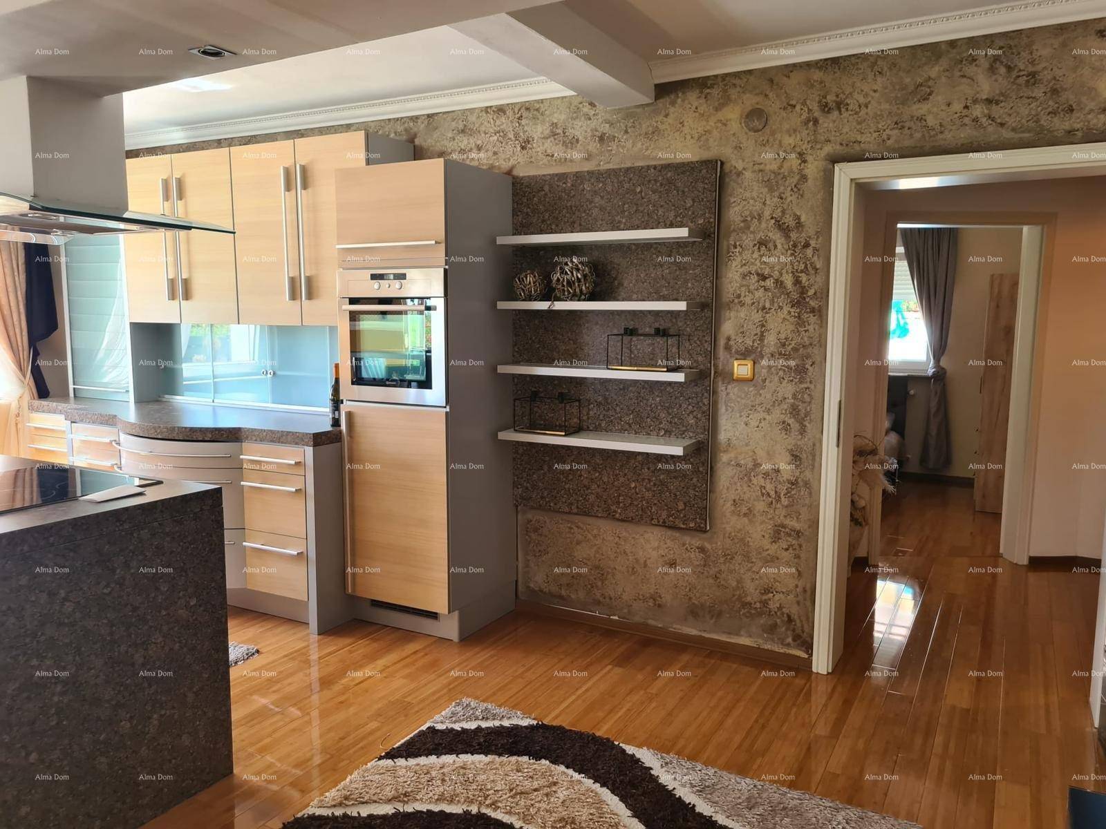 Moderne Einbauküche mit hellen Holzschränken, integrierten Geräten und Holzboden.