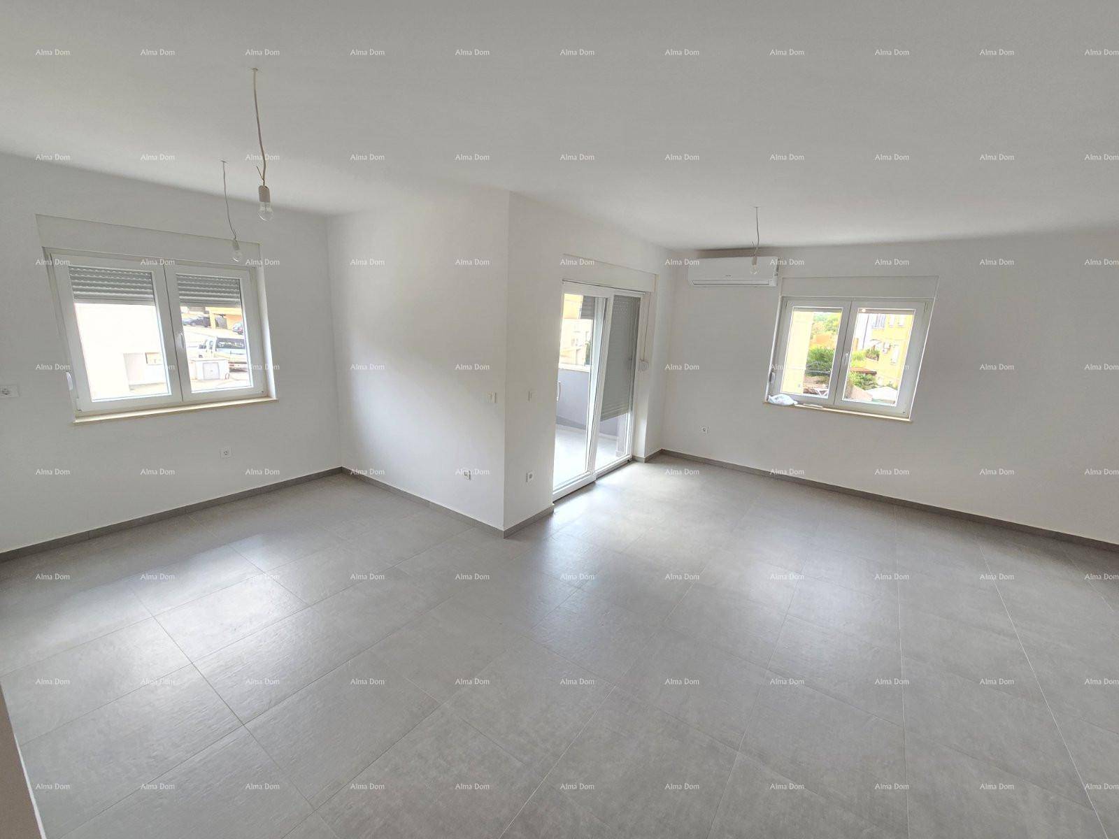 Geräumiges Wohnzimmer mit großen Fenstern, Zugang zum Balkon und grauen Fliesenboden.
