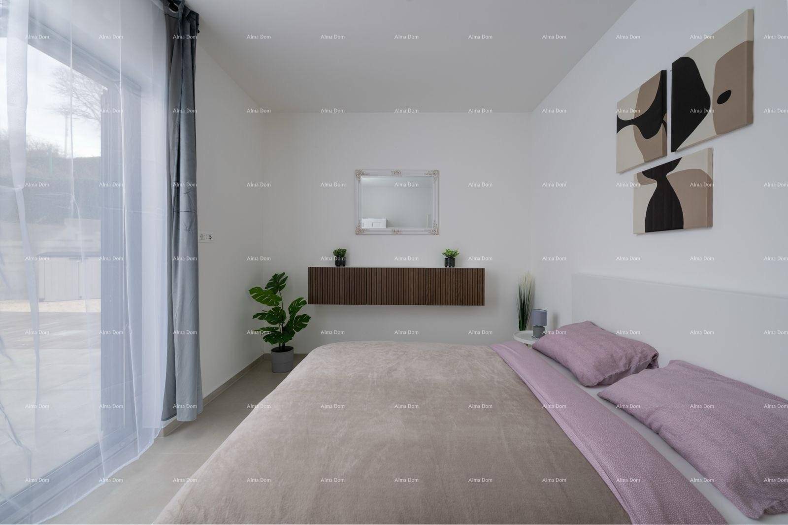 Ruhiges Schlafzimmer mit Doppelbett, moderner Dekoration und Zugang zu einem Balkon.