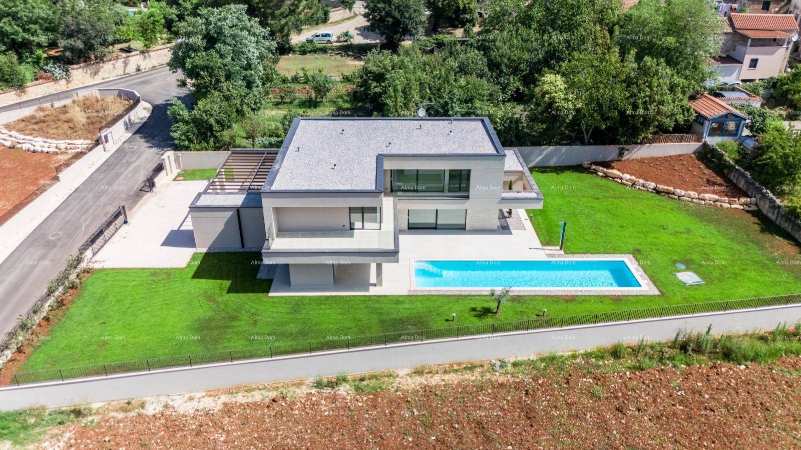 Zeitgenössische Villa mit rechteckigem Pool und weitläufigem Rasen in sonniger Umgebung.