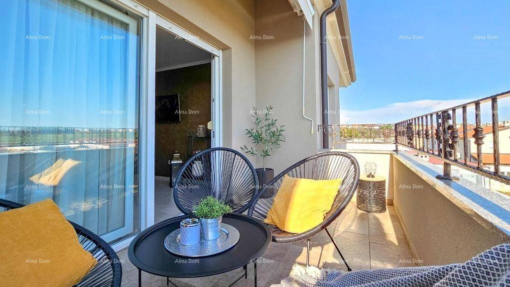 Sonniger Balkon mit modernen Sitzmöbeln, Pflanzen und weitem Blick ins Grüne.