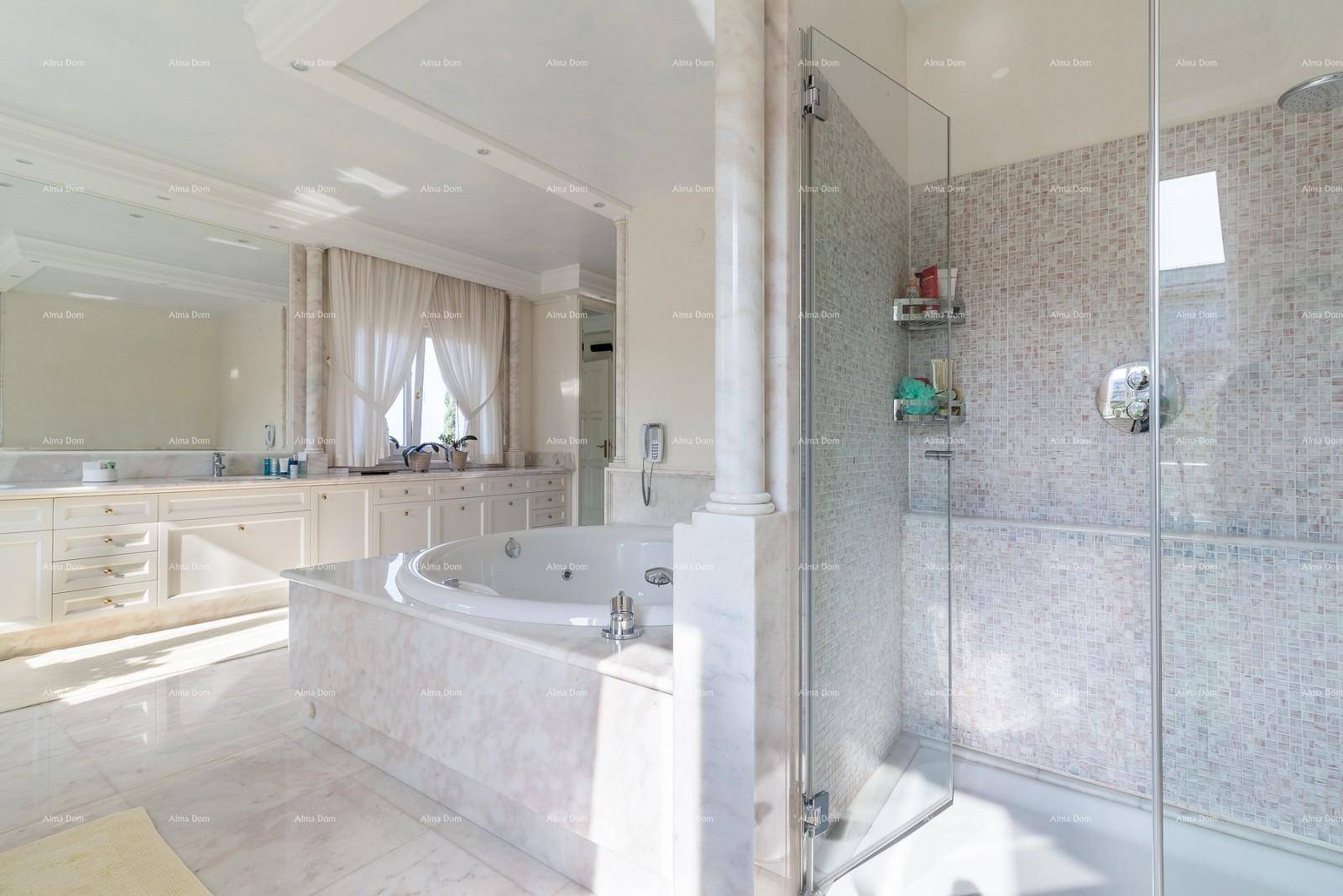 Geräumiges Badezimmer mit Badewanne, Duschkabine und Marmorfliesen.
