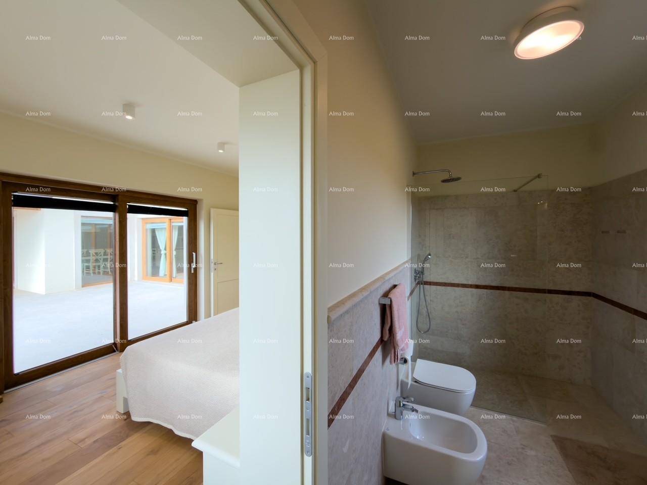 Geteilte Ansicht eines Schlafzimmers mit Terrassenzugang und eines Badezimmers mit Dusche und Bidet.