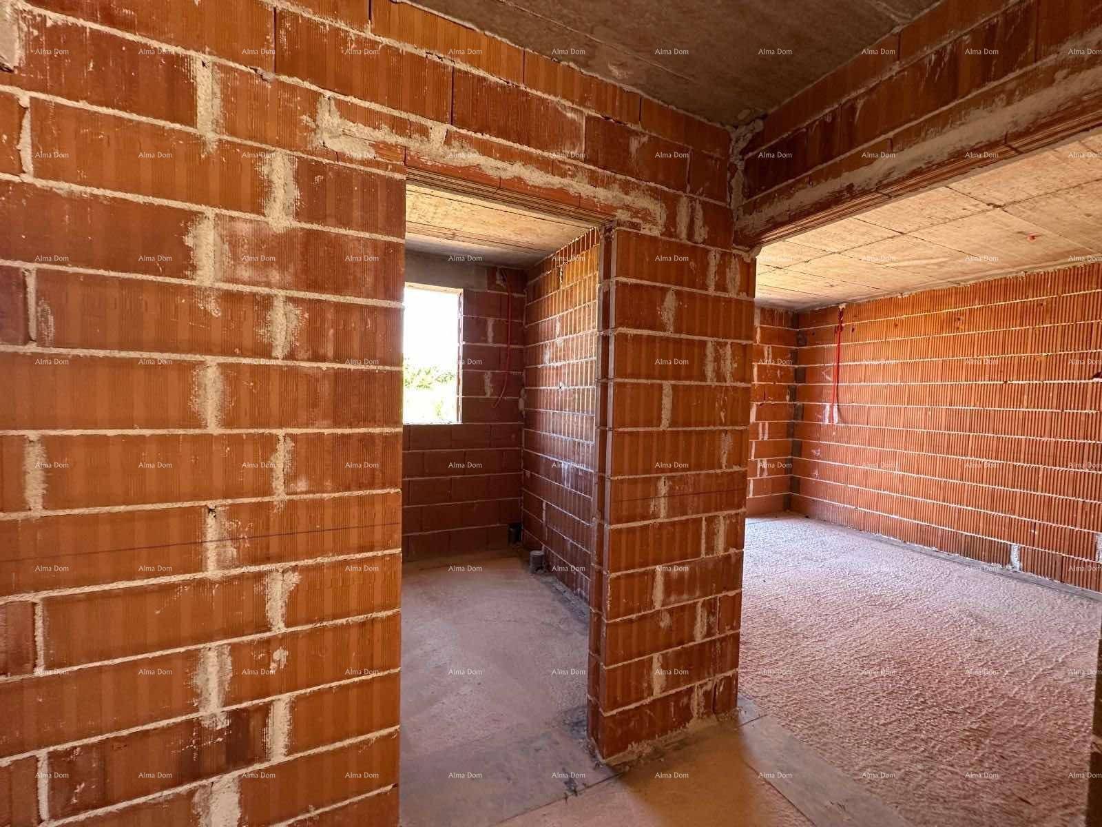 Unfertiger Raum mit Ziegelwänden, Betonboden und Decke sowie Tür- und Fensteröffnungen.