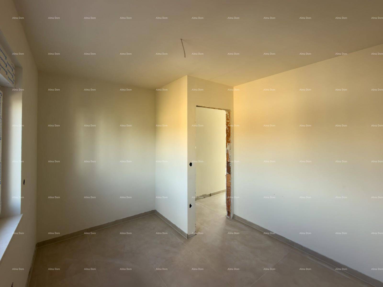 Unmöbliertes Schlafzimmer im Rohbau mit hellem Fliesenboden und Zugang zu einem weiteren Raum.