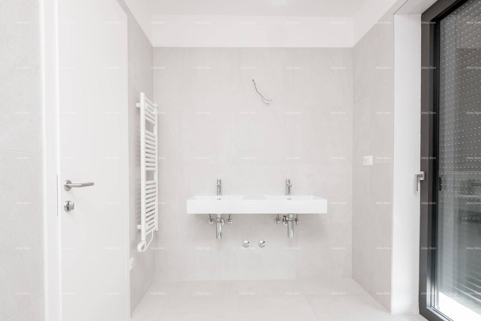 Modernes Badezimmer mit Doppelwaschbecken, beheiztem Handtuchhalter und Fenster.