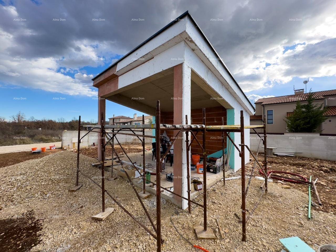 Unfertige Außenstruktur, möglicherweise ein Carport oder Nebengebäude, auf einer Baustelle mit Gerüst.