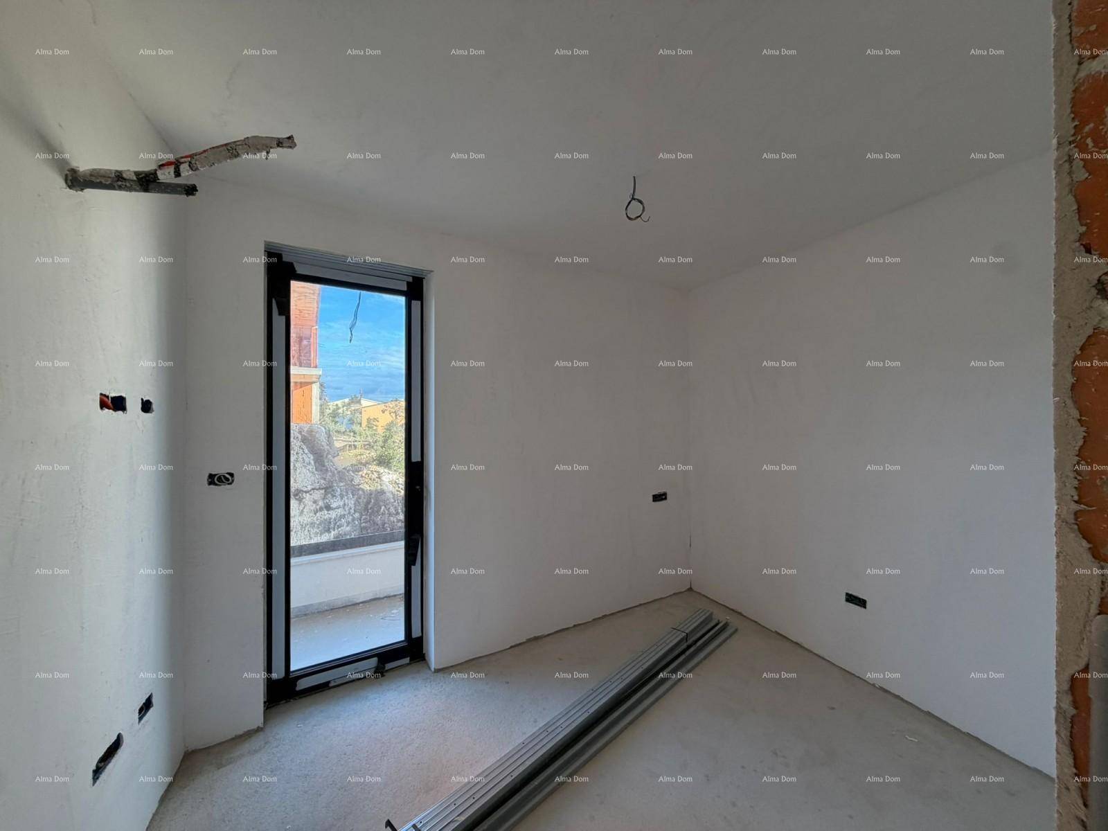 Unfertiger Raum mit einem großen Fenster, das Zugang nach draußen und viel Helligkeit bietet.