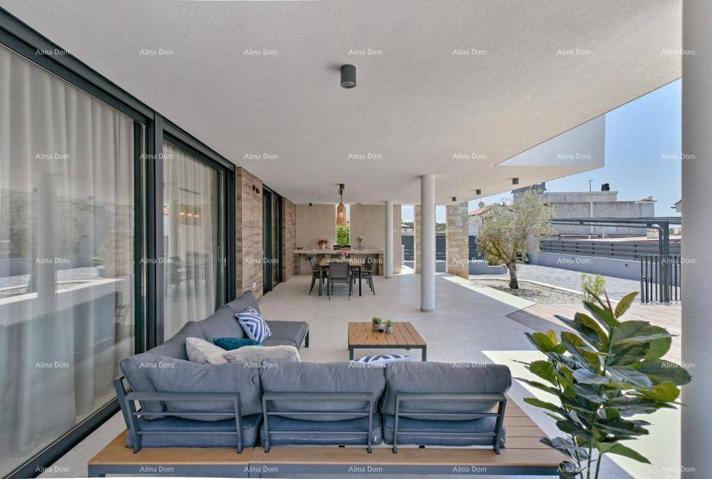 Weitläufige überdachte Terrasse mit Lounge- und Essbereich, ideal für gesellige Stunden im Freien.