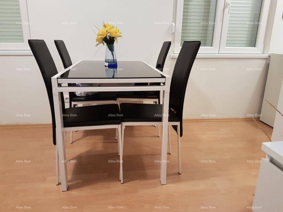 Moderner Esstisch mit schwarzer Glasplatte und passenden Stühlen in hellem Raum.