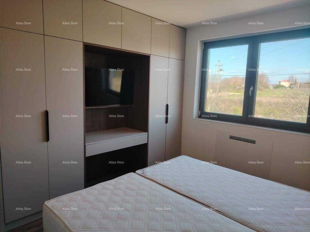 Schlafzimmer mit zwei Einzelbetten und großem Einbauschrank mit integrierter TV-Nische.
