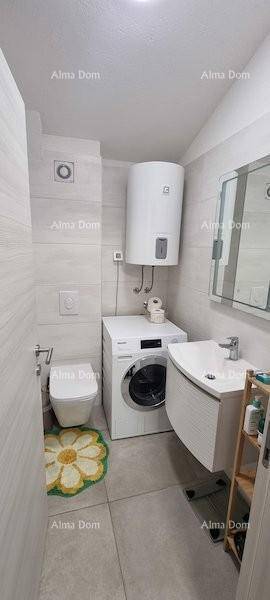 Funktionales Badezimmer mit Toilette, Waschbecken und Waschmaschine.