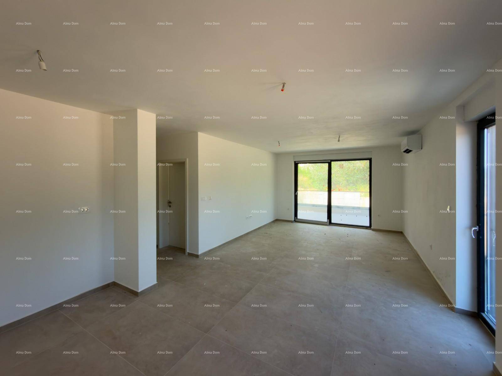 Großer, offener Wohnbereich mit Fliesenboden, Terrassenzugang und installierter Klimaanlage.