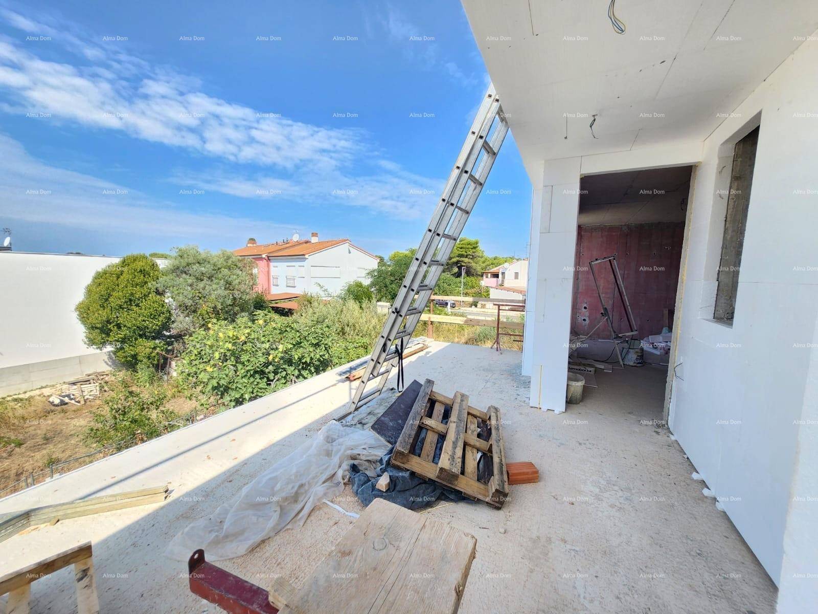 Blick von einem im Bau befindlichen Balkon auf die Umgebung mit weiteren Gebäuden und Bäumen.