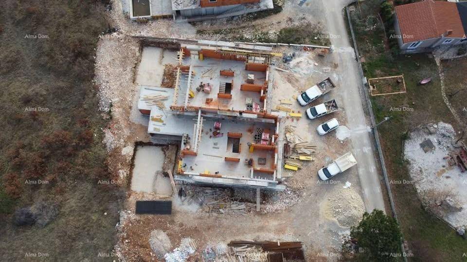 Luftaufnahme der Baustelle eines Hauses mit sichtbarem Grundriss und umliegendem Gelände.