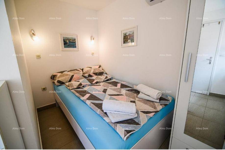 Gemütliches Schlafzimmer mit Doppelbett, Wandlampen und Kleiderschrank, ausgestattet mit Klimaanlage.