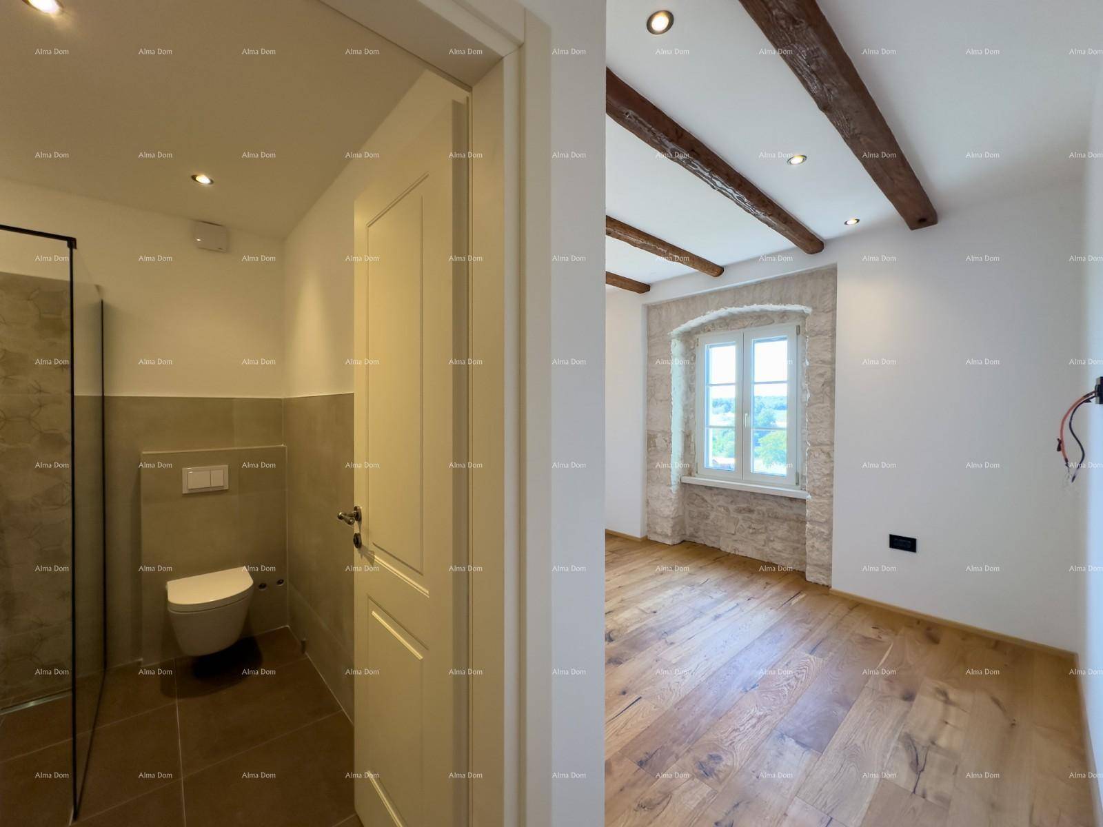 Schlafzimmer mit rustikaler Steinwand, Holzboden und Fenster, angrenzend an ein Badezimmer.
