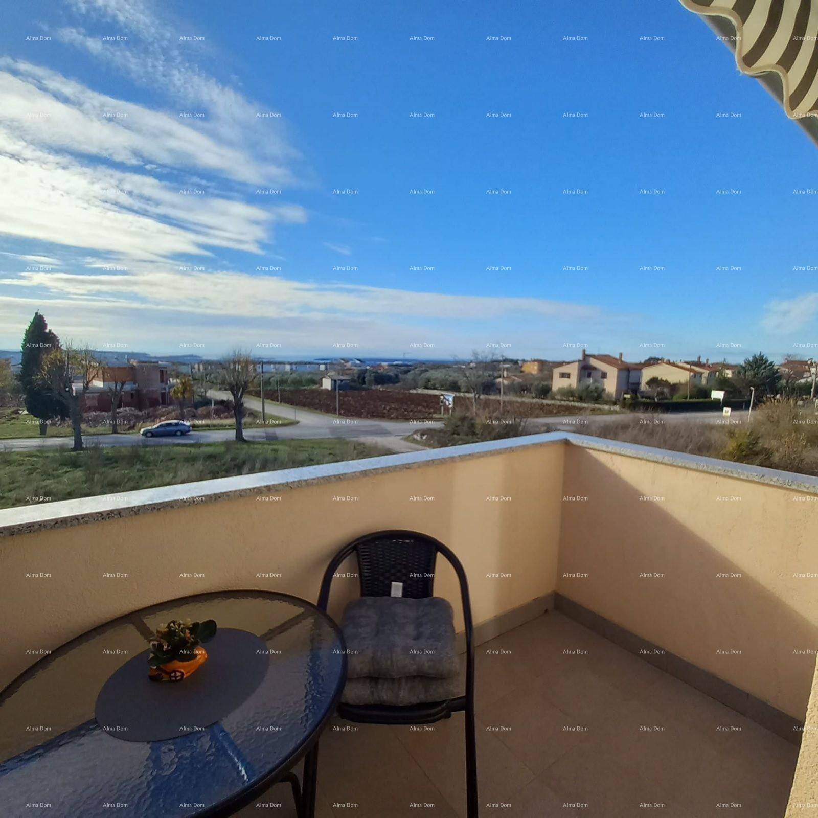 Balkon mit Sitzgelegenheiten und Panoramablick über die Landschaft und das Meer.