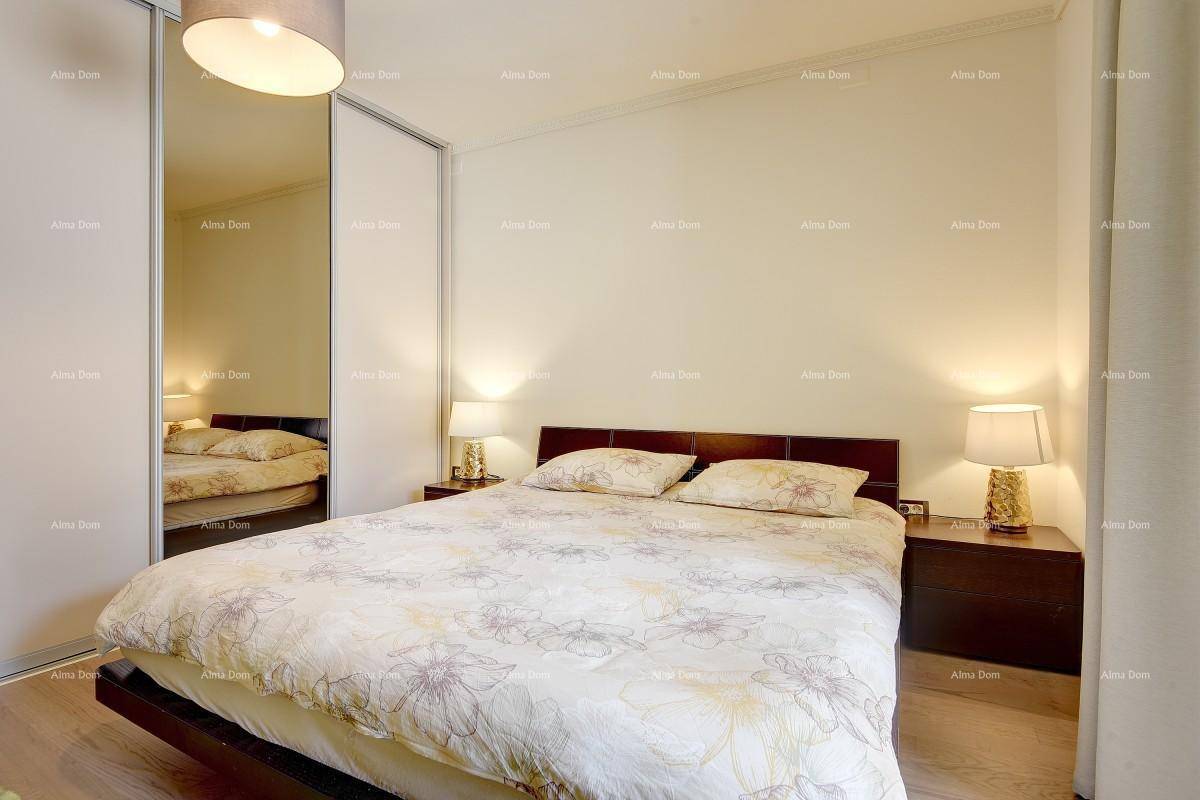 Helles Schlafzimmer mit Doppelbett, Holzboden und Spiegelschränken.