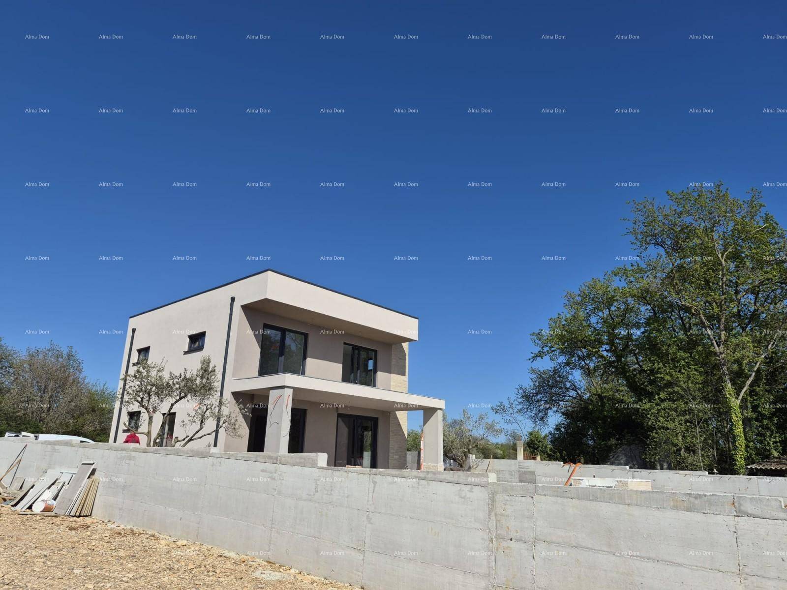 Seitenansicht eines modernen Hauses im Bau mit großen Fenstern und umgebendem Gelände.