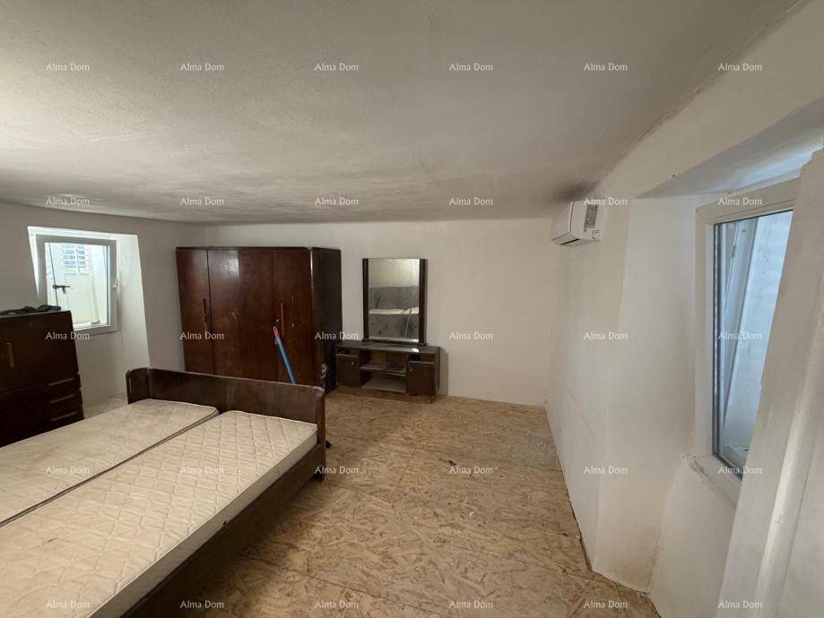 Schlafzimmer mit zwei Betten, dunklen Holzmöbeln und einer Klimaanlage an der Wand.