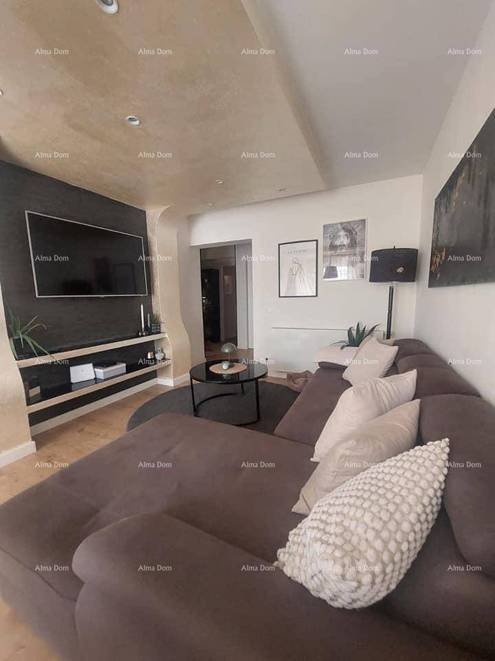 Gemütliches Wohnzimmer mit großem Ecksofa, Wandfernseher und moderner Dekoration für entspannte Abende.