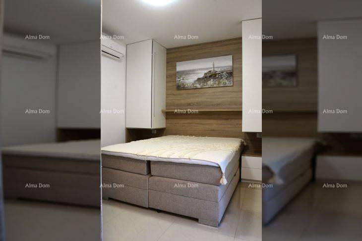 Gemütliches Schlafzimmer mit Doppelbett, Holzvertäfelung und integrierten Schränken.