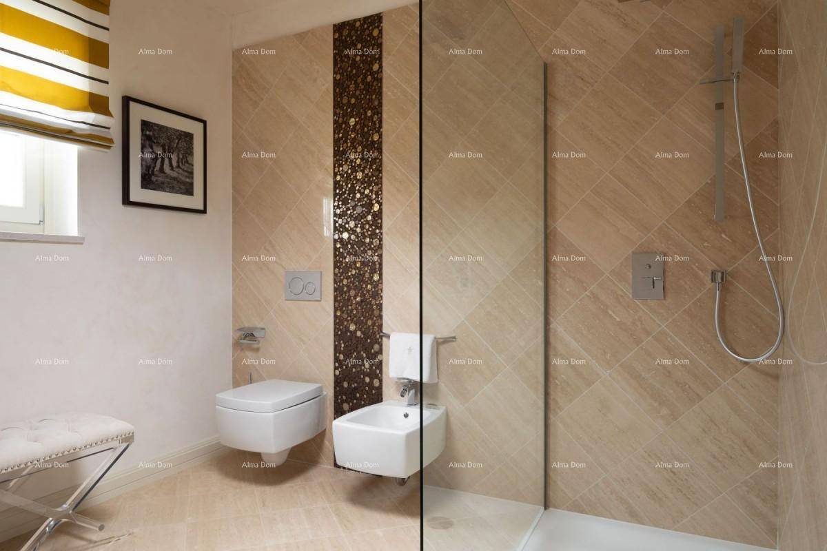 Modernes Badezimmer mit begehbarer Dusche, Wand-WC und Bidet, ausgestattet mit eleganten Fliesen.