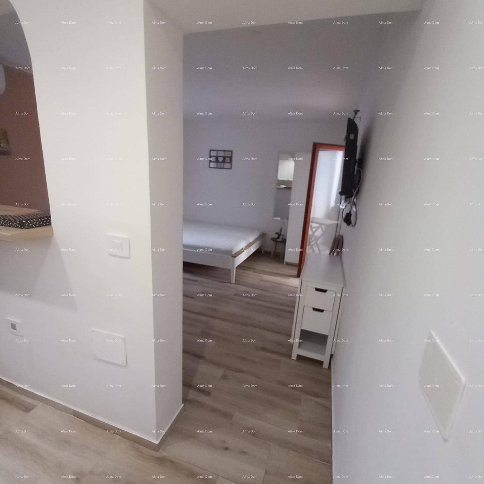 Heller Flur mit Laminatboden, der zu einem Schlafbereich und weiteren Räumen führt.