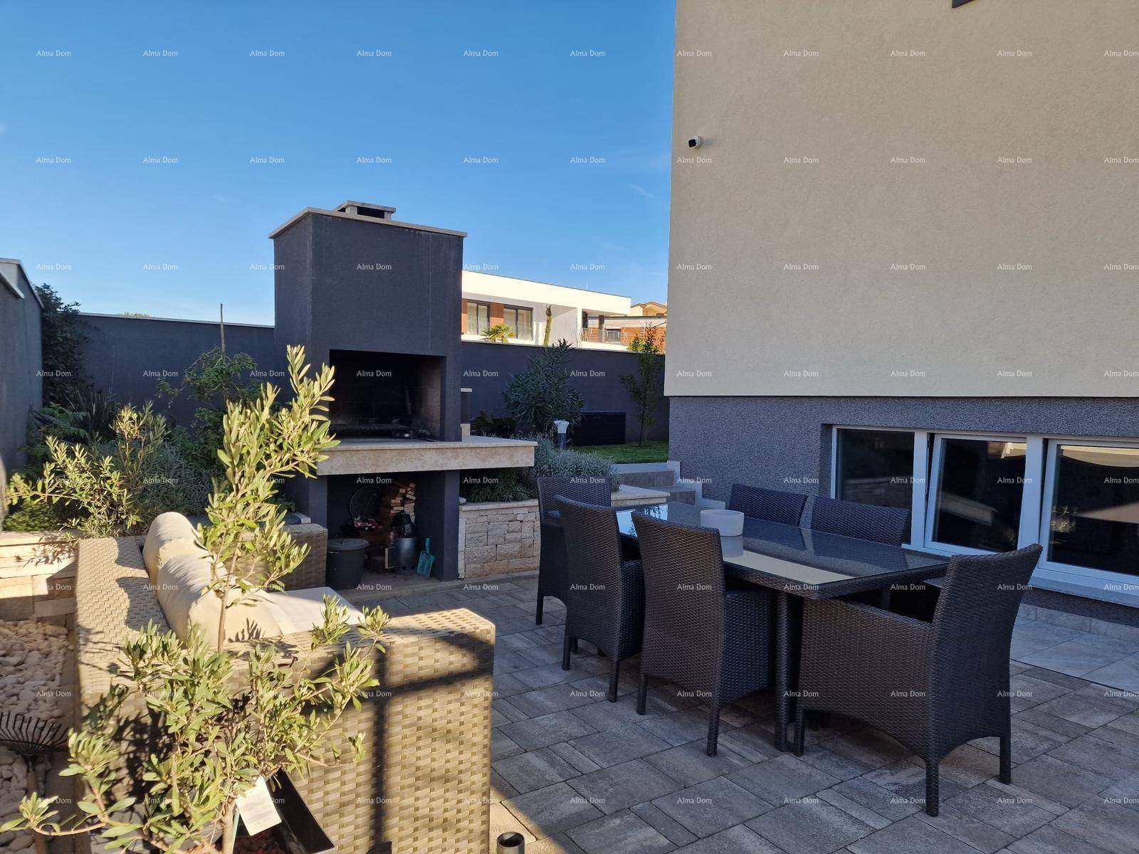 Außenbereich mit gemauertem Grillplatz und möblierter Terrasse, perfekt für gesellige Abende.