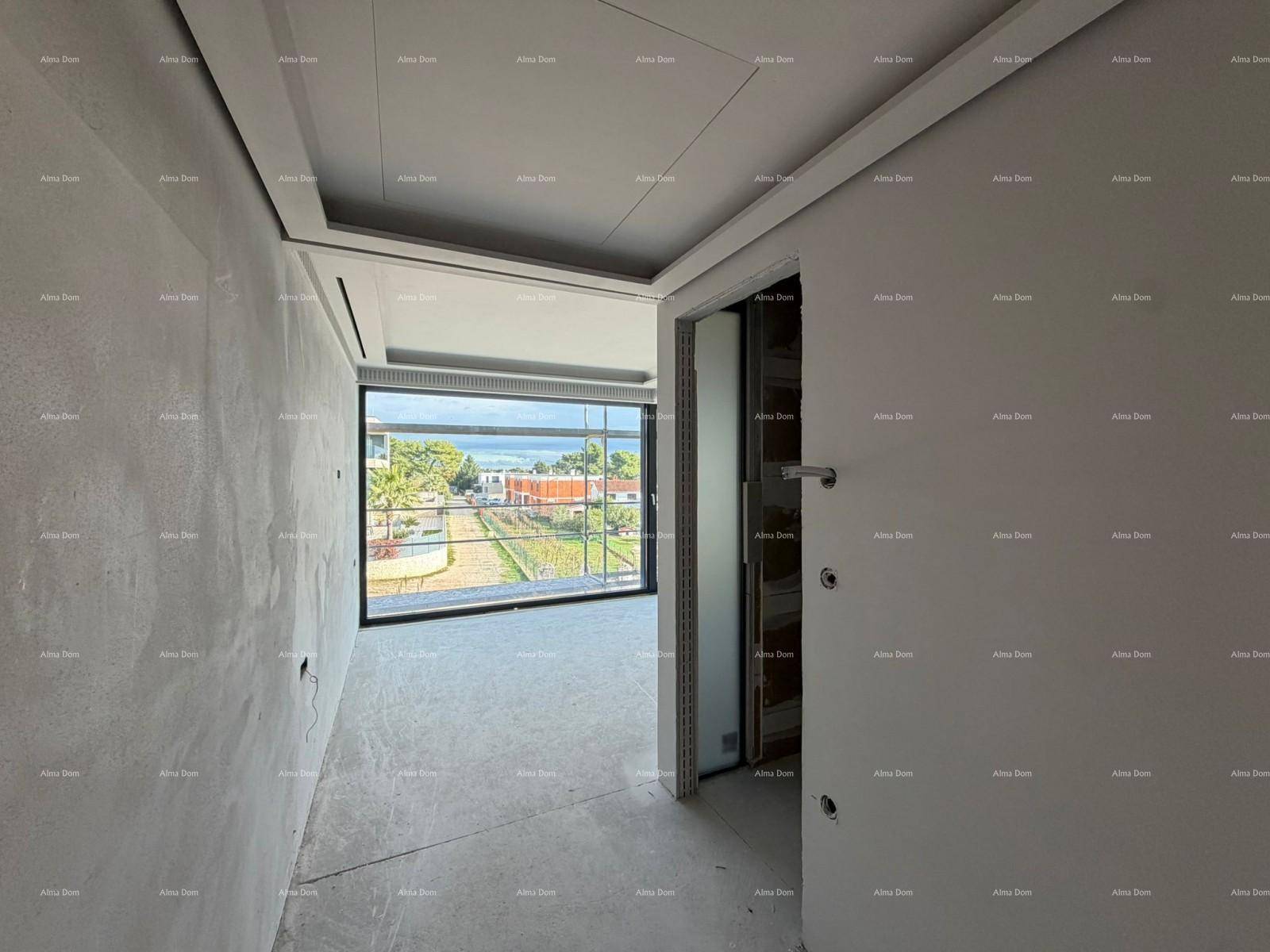 Flur im Rohbau mit Zugang zu einem hellen Raum mit weitem Ausblick.