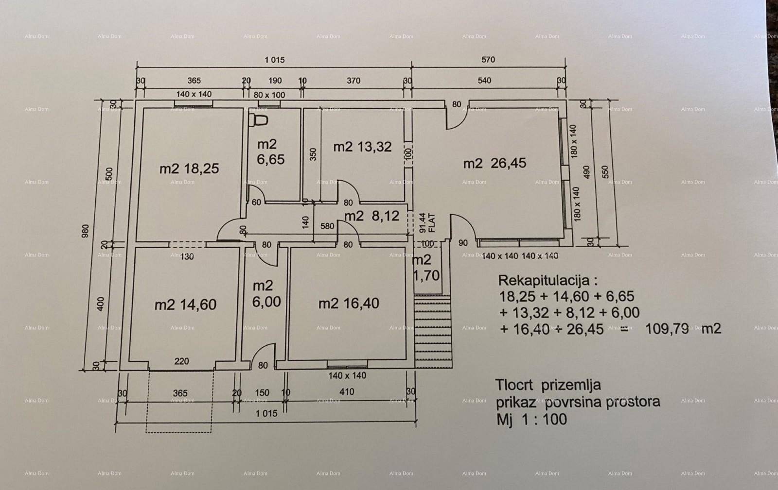 Grundriss des Erdgeschosses mit mehreren Räumen und Gesamtflächenberechnung von 109,79 m².