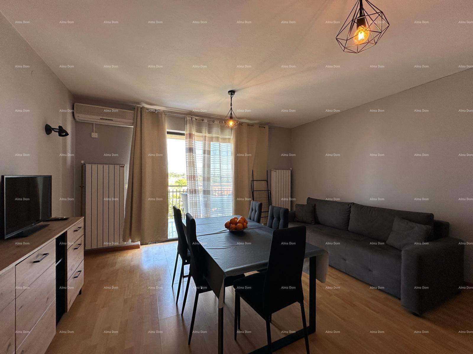 Wohn-Essbereich mit Esstisch, Sofa und großem Fenster mit Zugang zum Balkon.