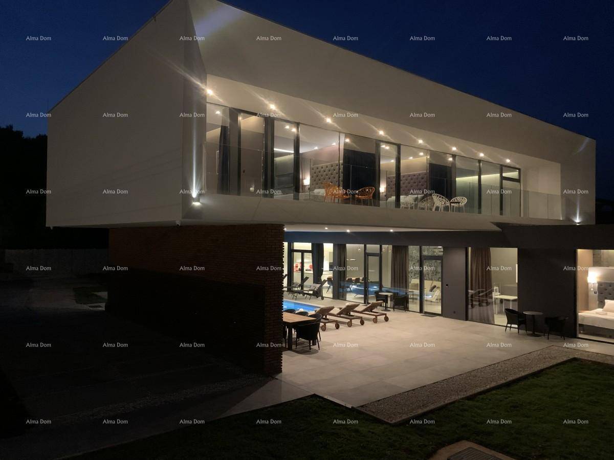 Beeindruckende moderne Villa bei Nacht mit beleuchtetem Pool und weitläufigen Glasfronten.