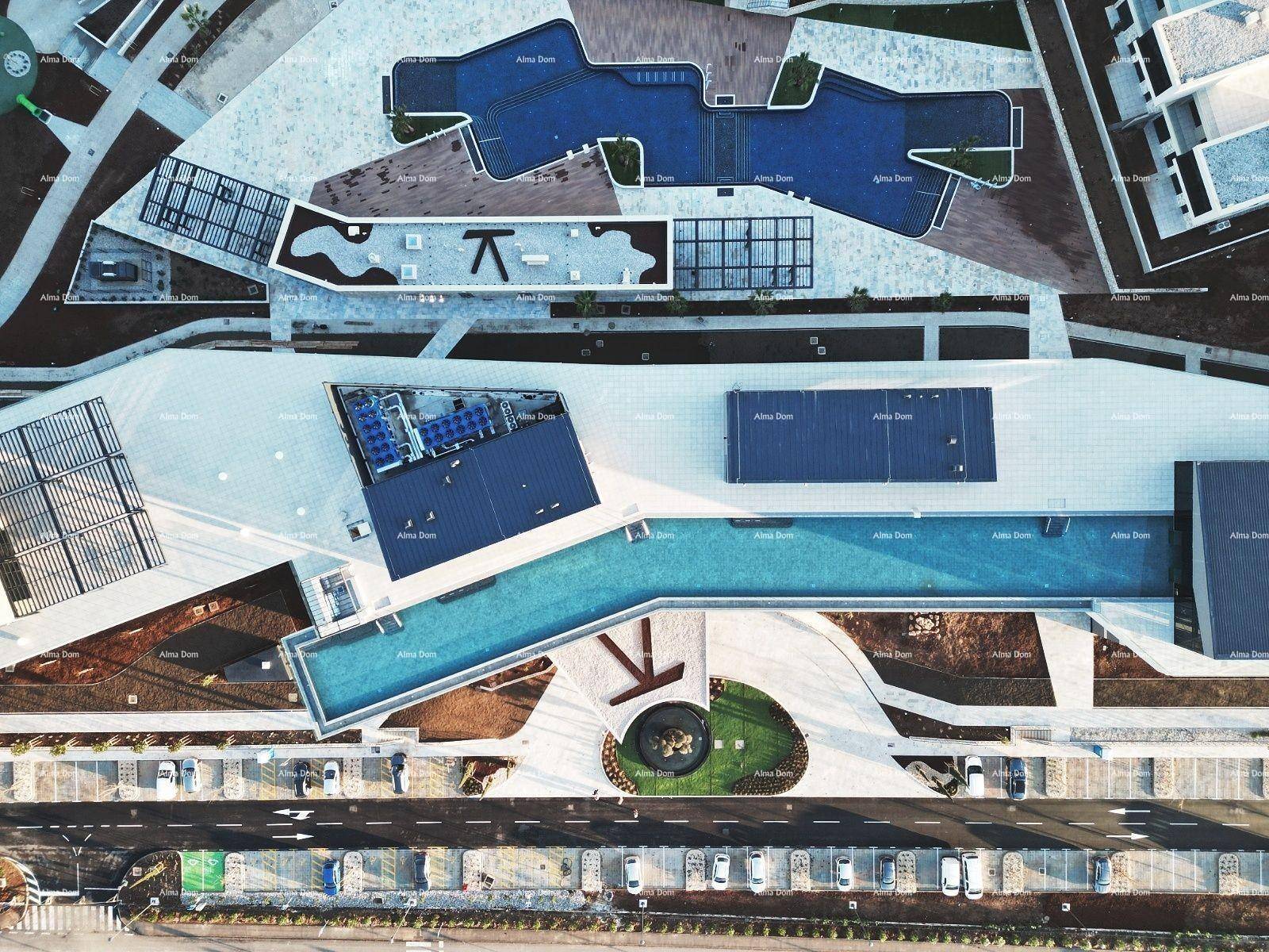 Übersichtlicher Lageplan des gesamten Gebäudekomplexes mit Pools und Parkplätzen.