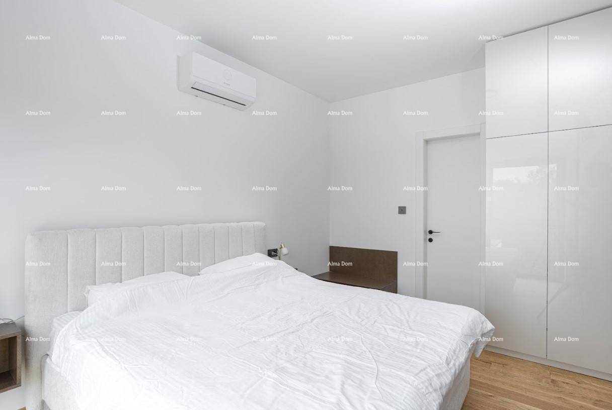 Schlafzimmer mit Holzboden, großem Bett, integrierten Kleiderschränken und Klimaanlage.