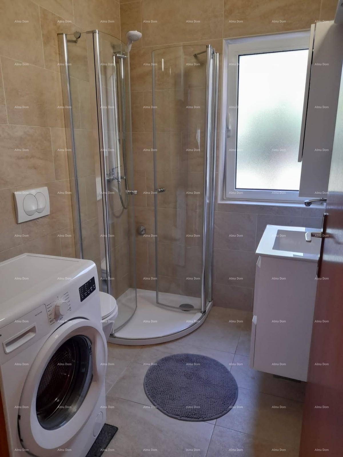 Modernes Badezimmer mit Duschkabine, Waschmaschine und Fenster für Tageslicht.