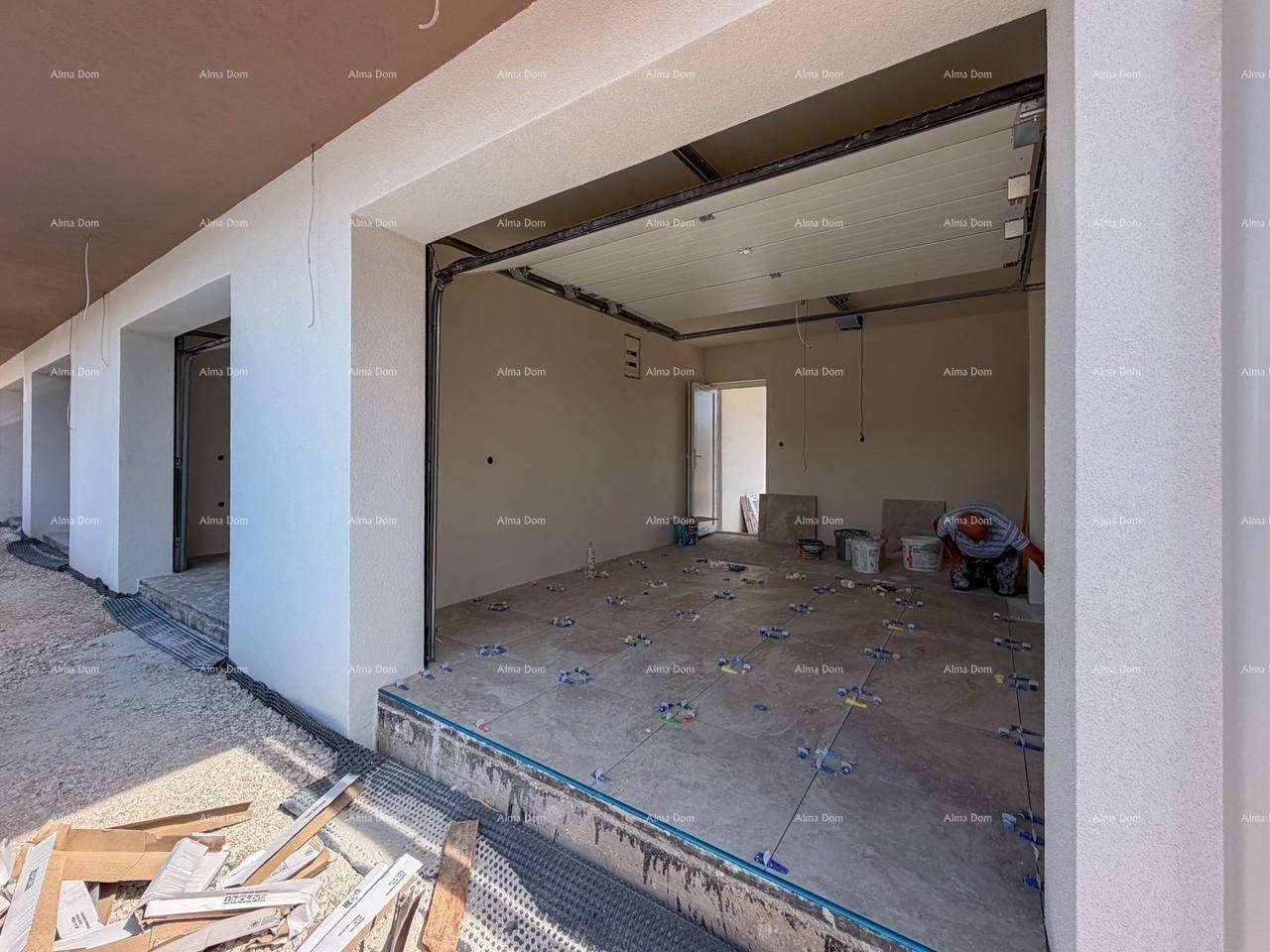 Geräumige Garage im Rohbau mit Fliesenboden und offenem Garagentor, bereit für die Nutzung.