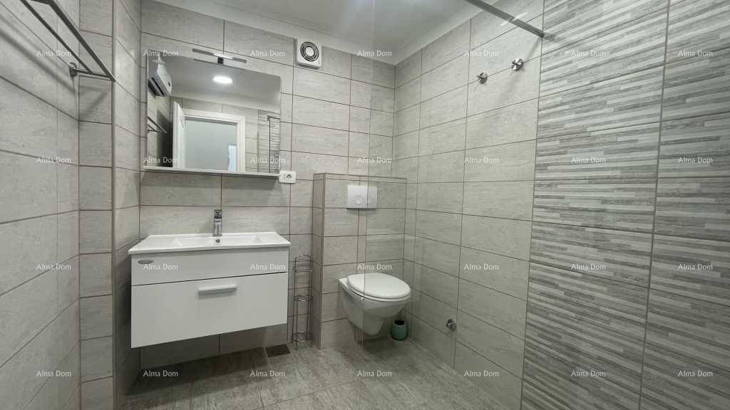 Modernes Badezimmer mit Duschbereich, wandhängendem WC und Einzelwaschbecken.