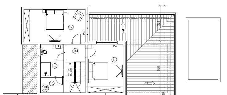 Grundriss des Obergeschosses mit zwei Schlafzimmern, einem Badezimmer und einer großen Dachterrasse.