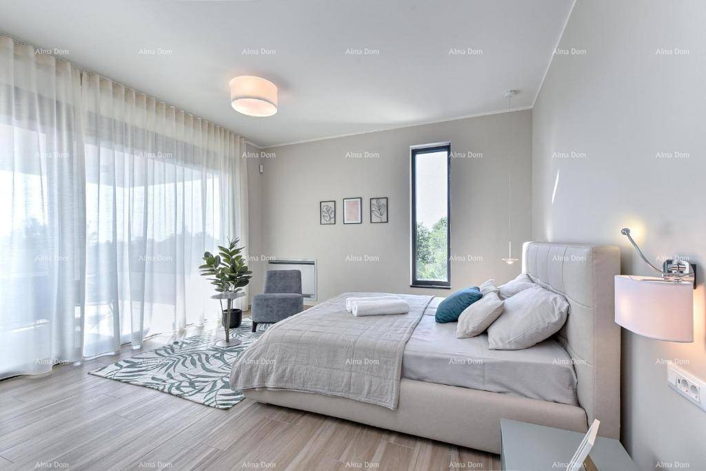 Helles Schlafzimmer mit großem Bett, Holzoptik-Fliesenboden und Zugang zur Terrasse.
