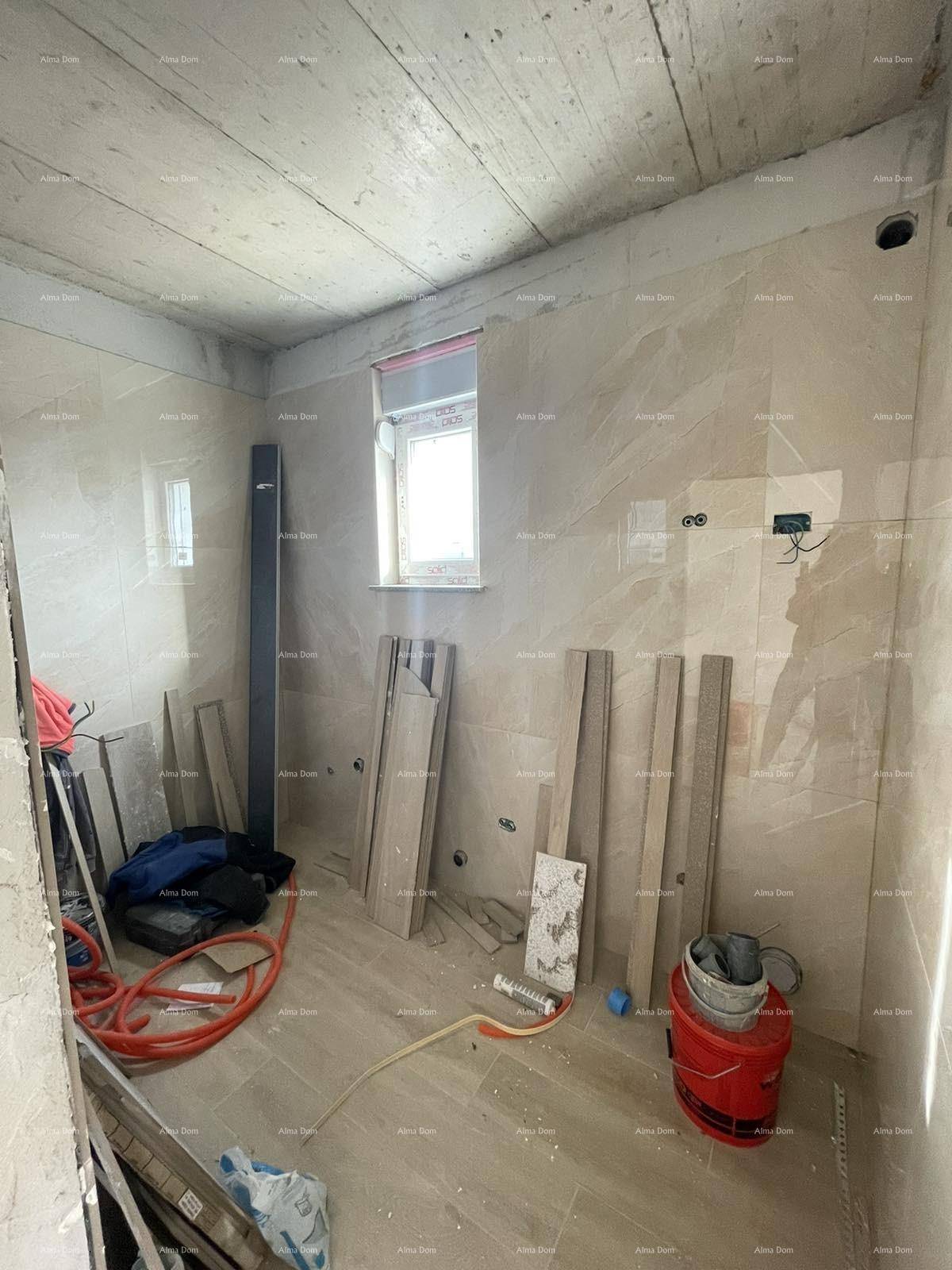 Badezimmer im Bau mit hellen Fliesen, Fenster und Baumaterialien auf dem Boden.