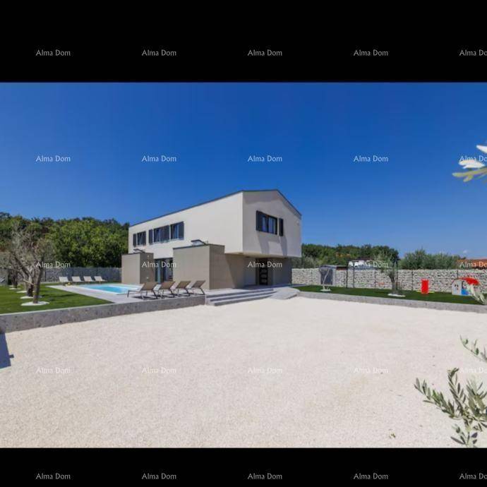 Moderne Villa mit Kiesauffahrt und gepflegter Außenanlage unter klarem, blauem Himmel.