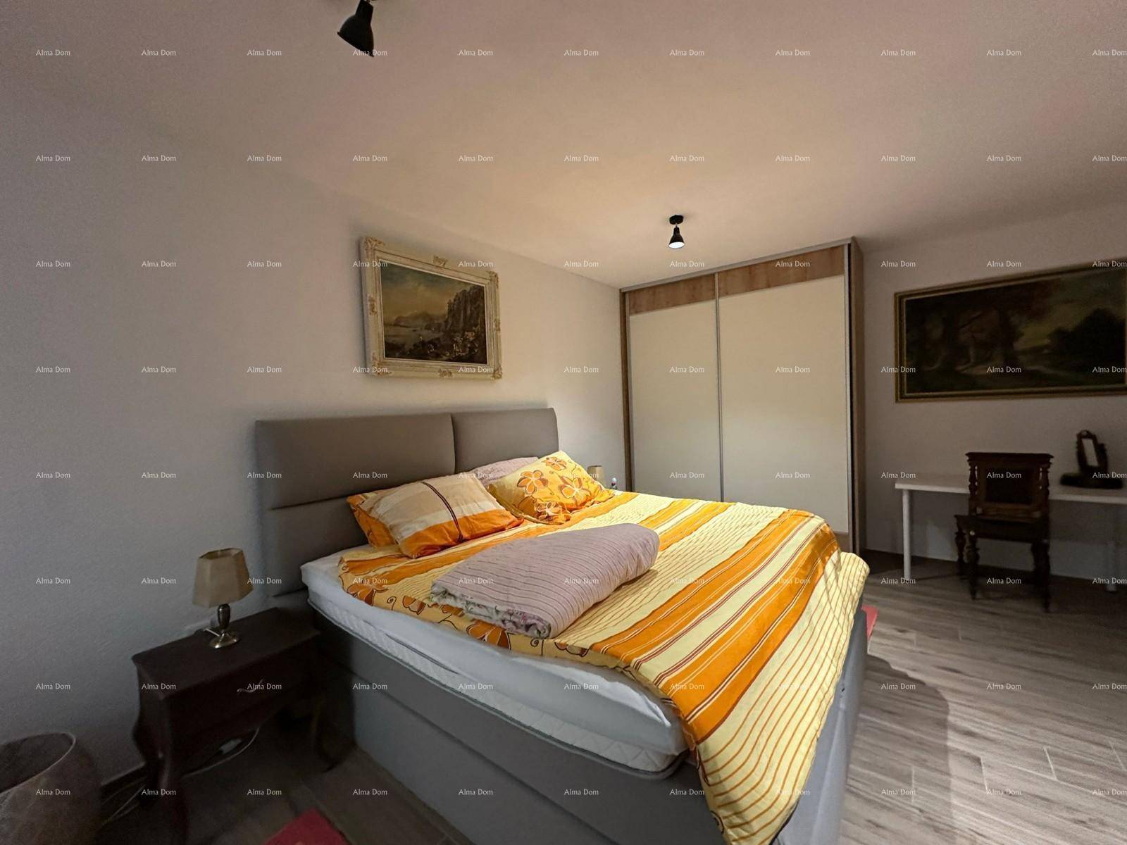 Gemütliches Schlafzimmer mit großem Bett, Holzfußboden und geräumigem Kleiderschrank.