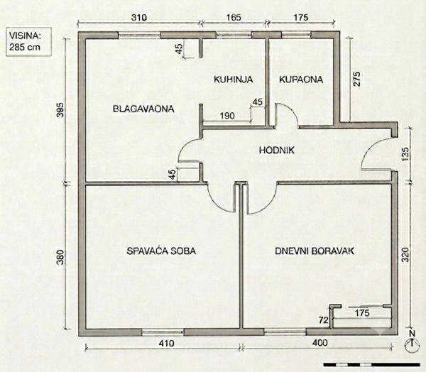 Grundriss einer Wohnung mit Schlafzimmer, Wohnzimmer, Küche und Bad.