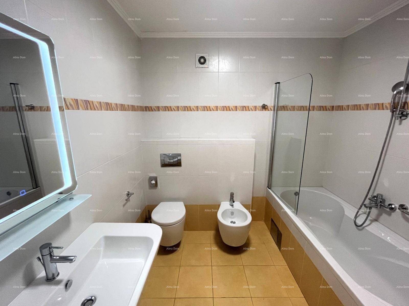 Modernes Badezimmer mit Badewanne, Dusche, Bidet und beleuchtetem Spiegel.