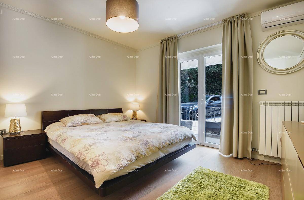 Schlafzimmer mit Doppelbett, Holzboden und Zugang zum Außenbereich.