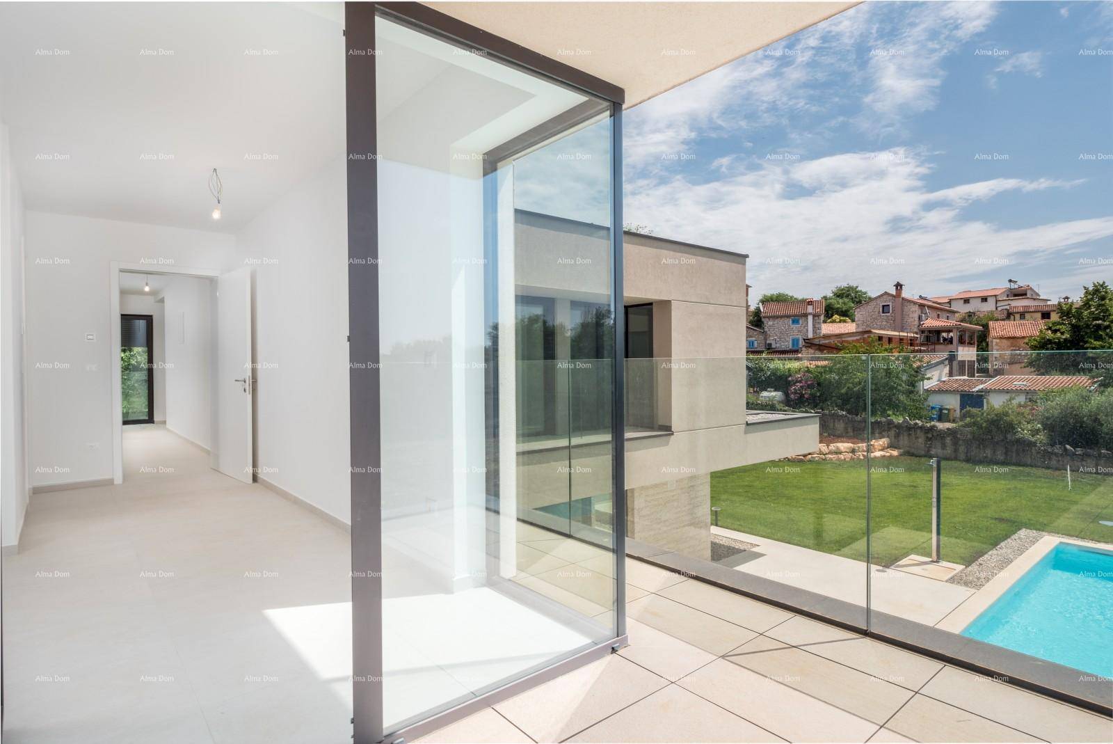 Heller Flur mit Zugang zu einem Balkon oder einer Terrasse mit Glasgeländer.