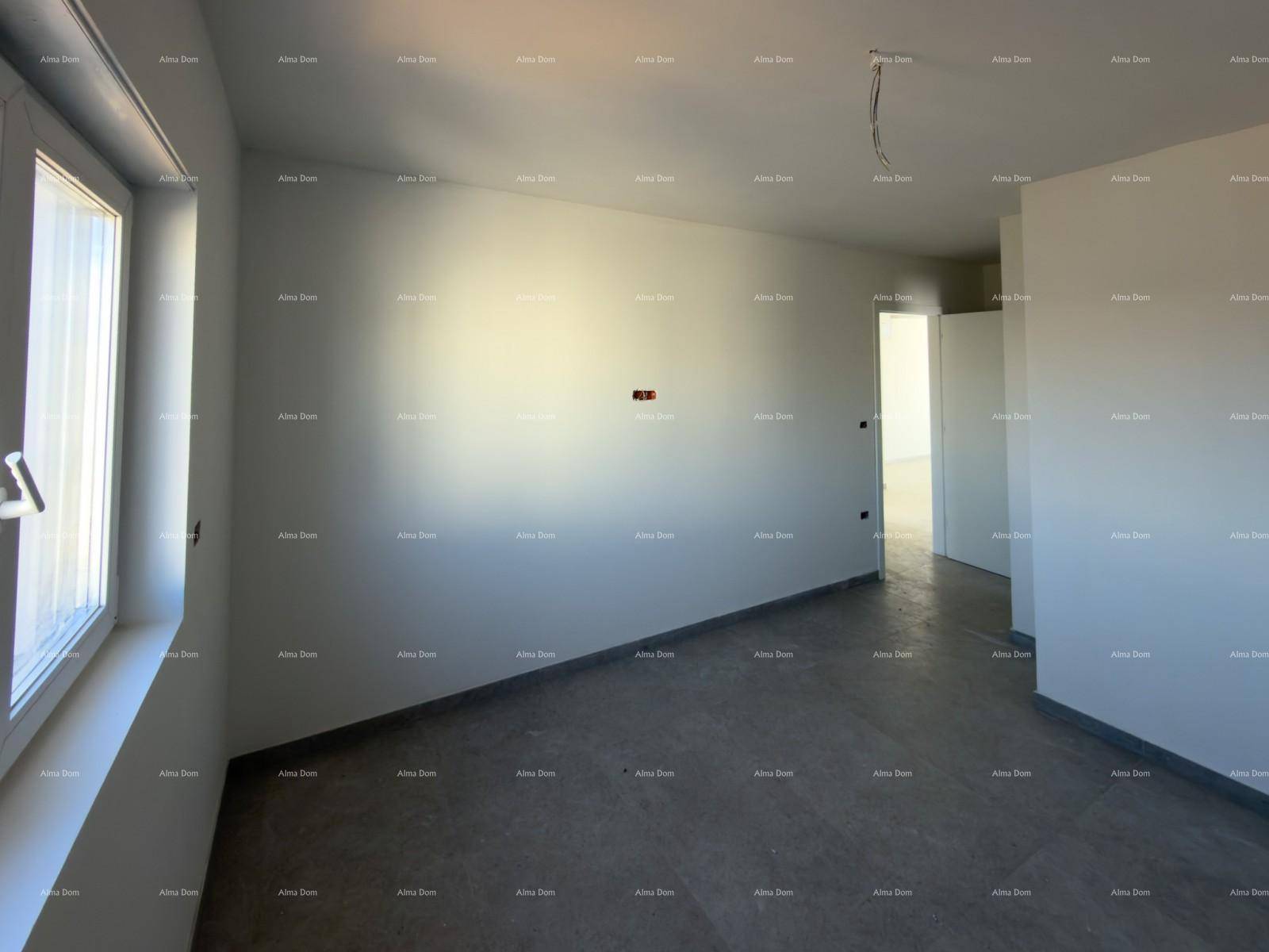 Heller Raum im Rohbau mit Fenster und viel Tageslicht, bereit für den Innenausbau.